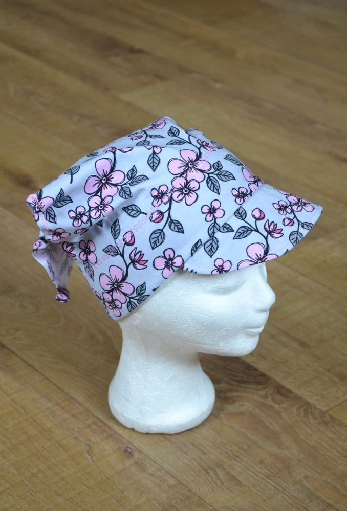 Dětský šátek s kšiltem "Kvítka na šedé" vel. 50-52/3cm