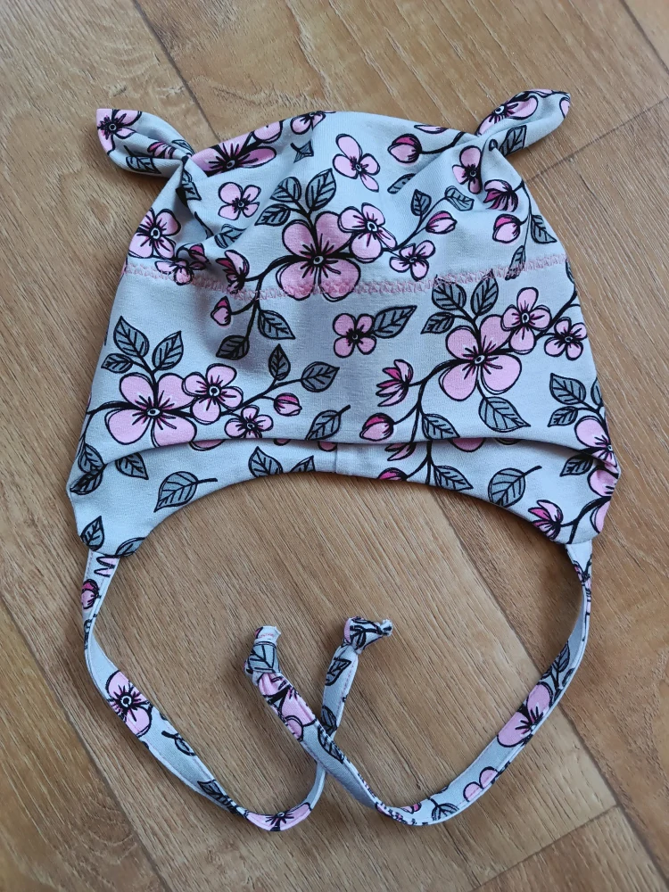 Čepice na zavazování s oušky "Kvítka na šedé" vel. 43-47cm