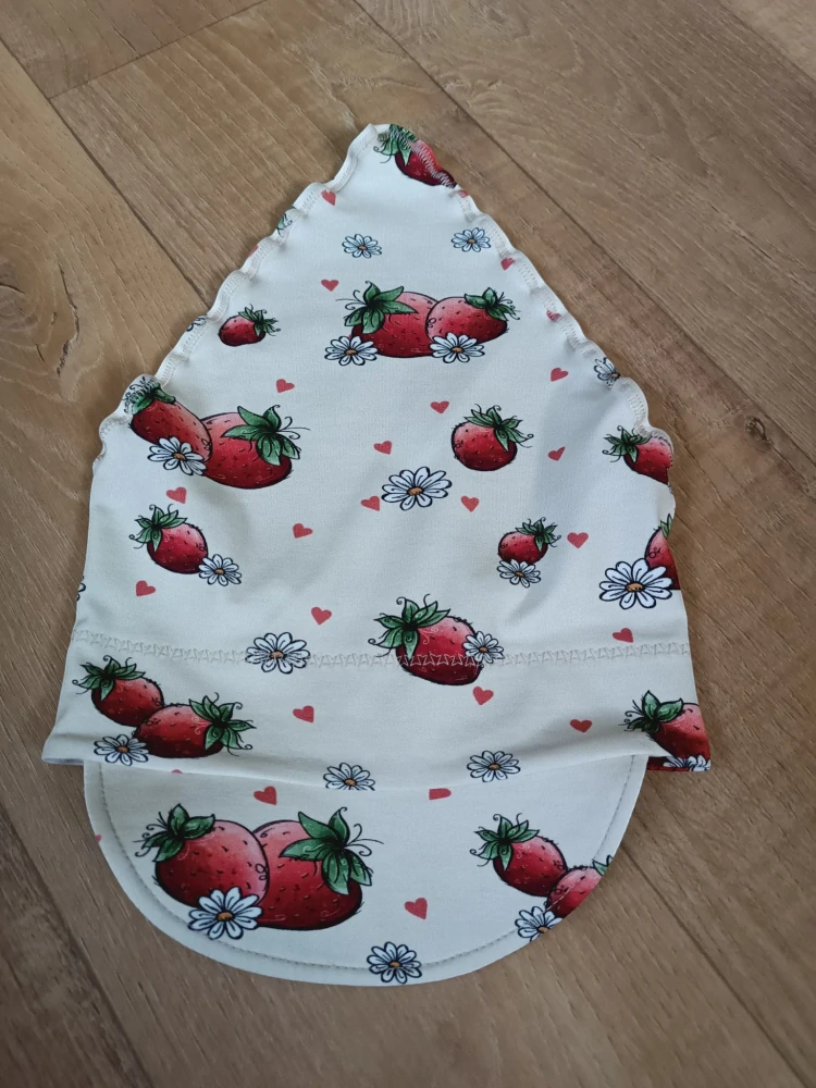 Dětský šátek s kšiltem "Jahůdky na krémové"