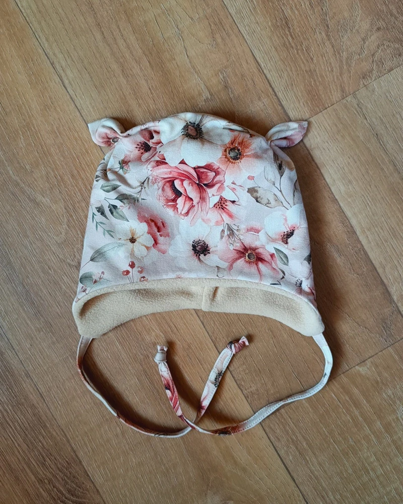 Zimní čepice na zavazování s oušky "Malované květy + krémový fleece"