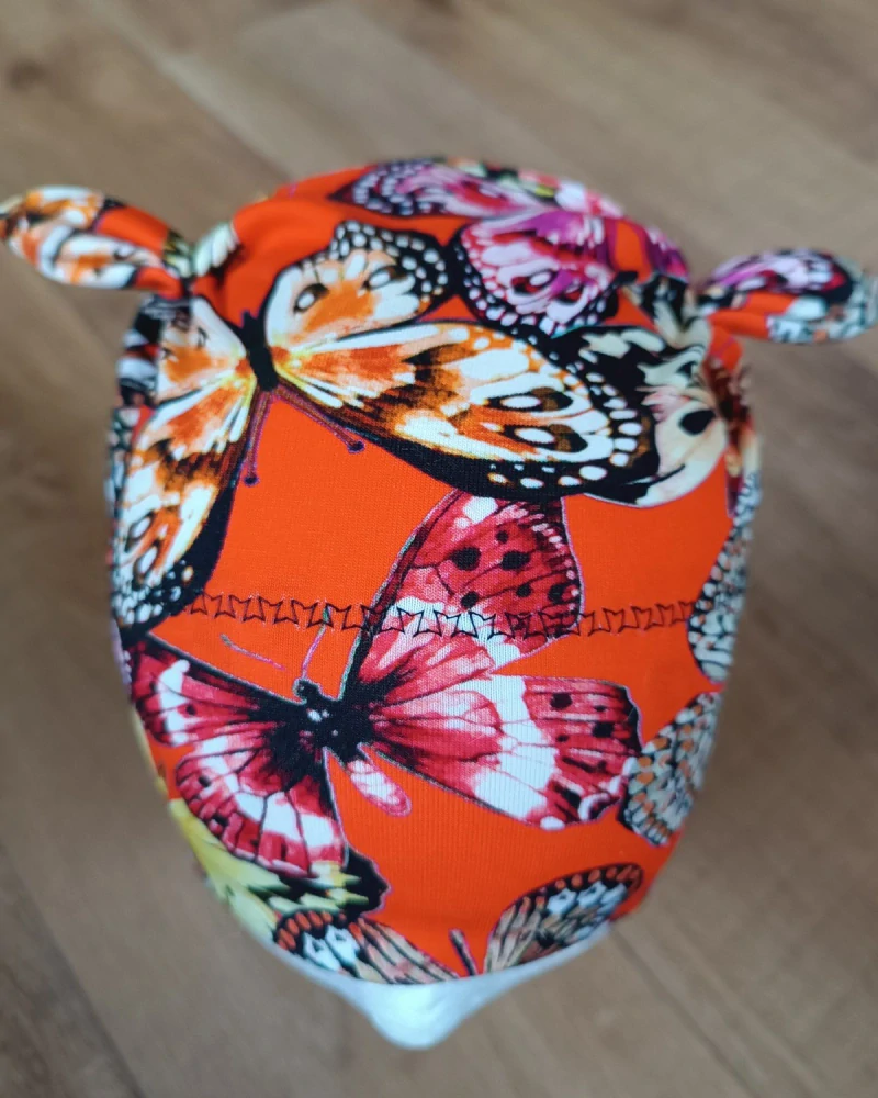 Čepice tvarovaná s oušky "Motýlci na oranžové" vel. 47-51cm