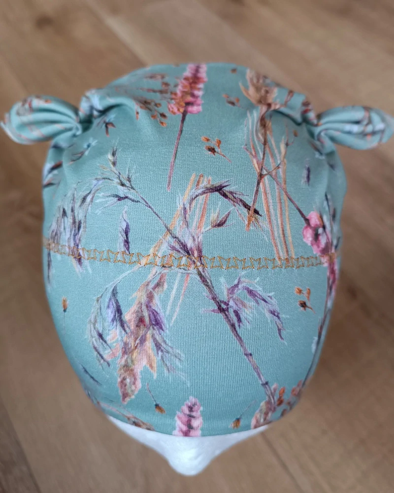 Čepice tvarovaná s oušky "Pastelová louka" vel. 47-51cm
