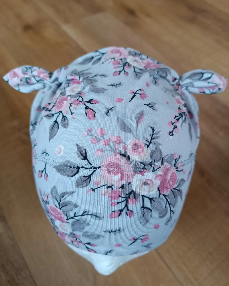 Čepice tvarovaná s oušky "Jemné květy" vel. 47-51cm