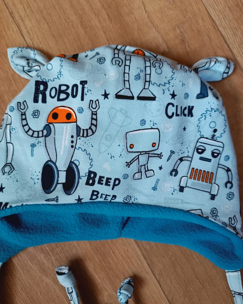 Zimní čepice na zavazování s oušky "Roboti + modrý fleece"