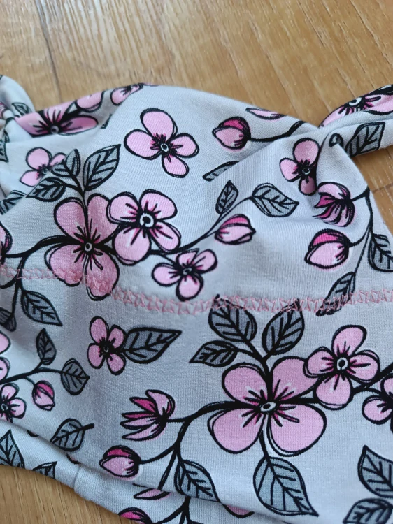 Čepice na zavazování s oušky "Kvítka na šedé" vel. 43-47cm