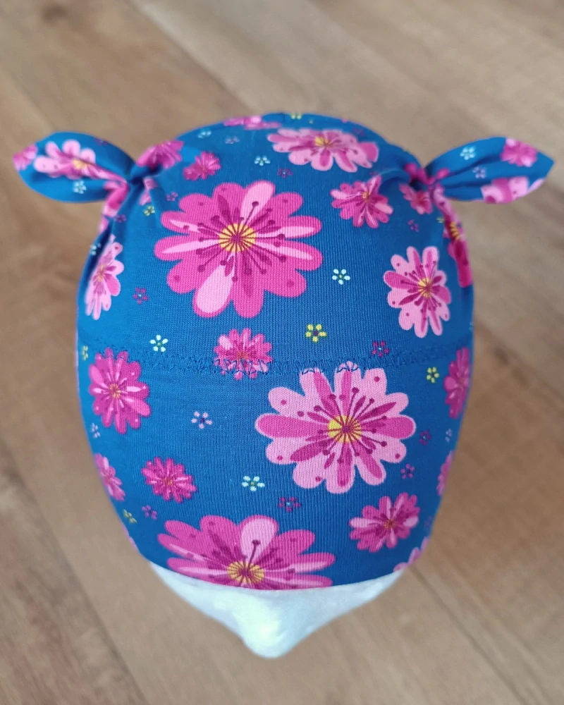 Čepice na zavazování s oušky "Růžová kvítka na modré" vel. 47-51cm
