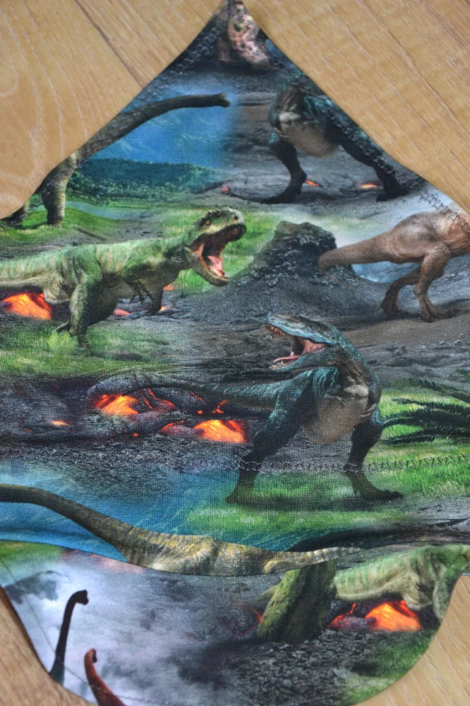 Dětský šátek s kšiltem "Dino svět"