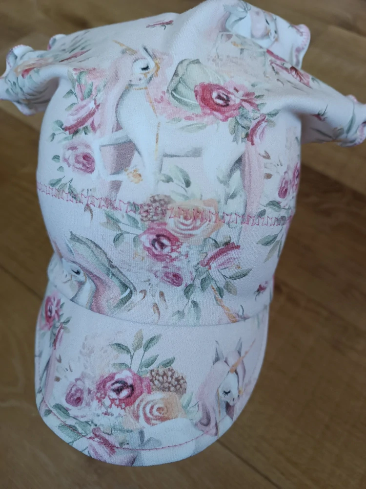 Dětský šátek s kšiltem "Jendorožec v růžích"