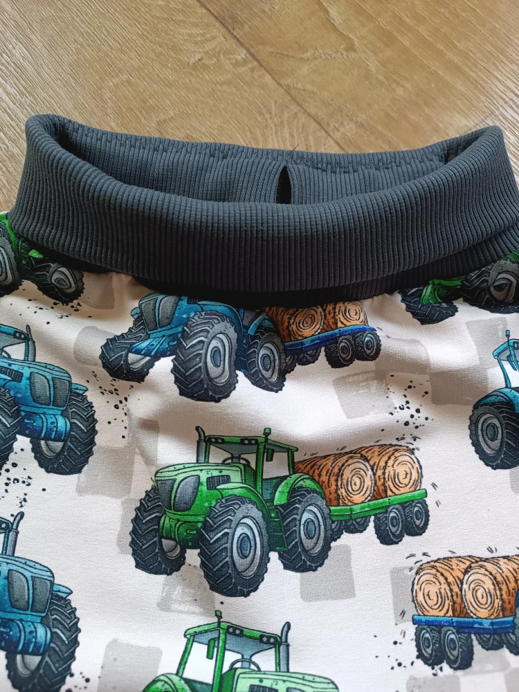 Rostoucí háremky s klínem v rozkroku"Traktor na poli"