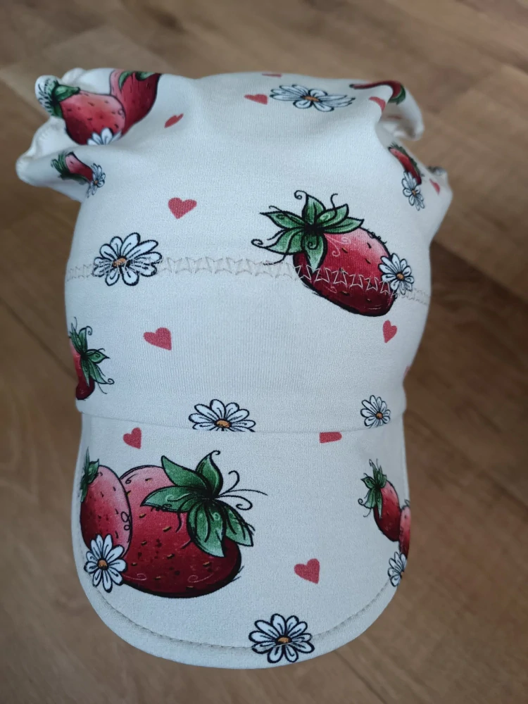 Dětský šátek s kšiltem "Jahůdky na krémové"