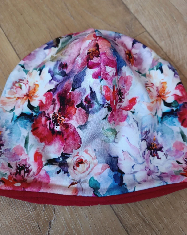 Zimní kulatá čepice "Akvarelové květy" + červený fleece, vel. 53-55cm