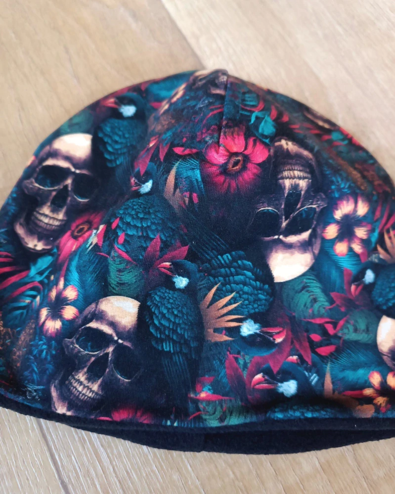 Zimní kulatá čepice "Lebky v kvítí" + černý fleece, vel. 53-55cm