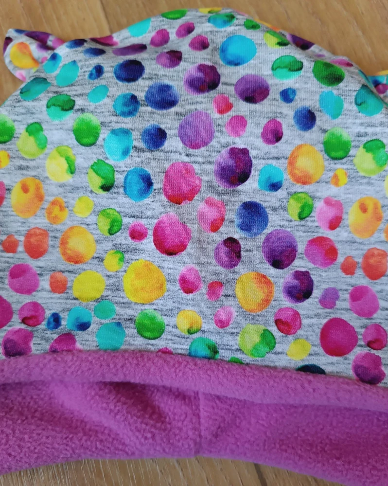 Zimní tvarovaná čepice s oušky "Duhové puntíky + fialový fleece"