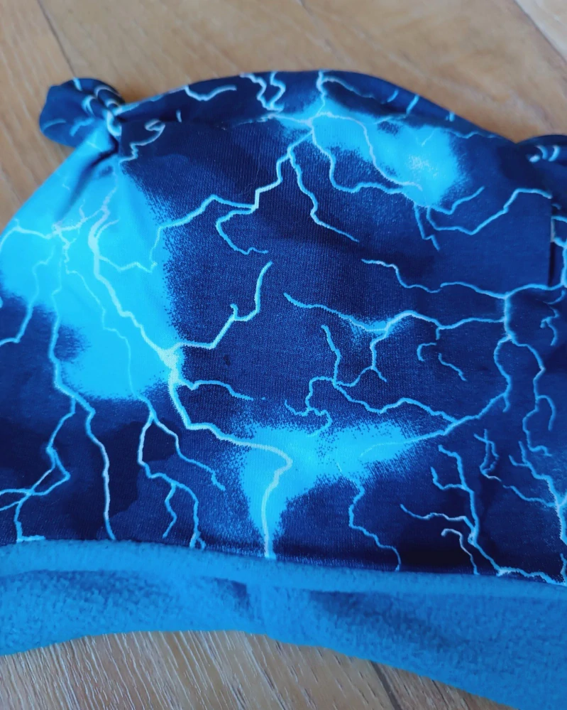 Zimní tvarovaná čepice s oušky "Blesky + modrý fleece"