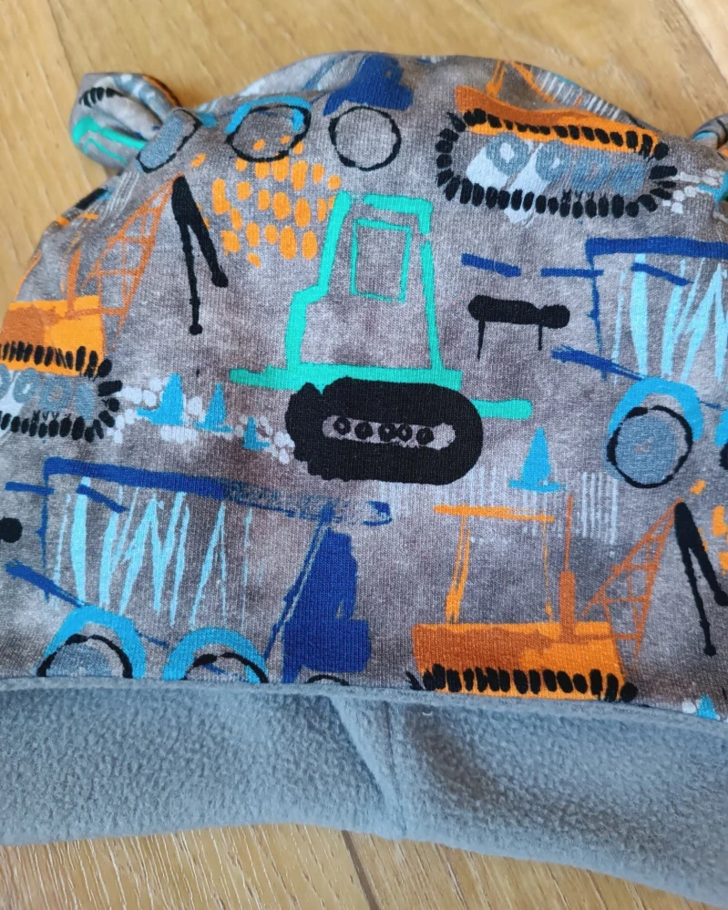 Zimní tvarovaná čepice s oušky "Stavební stroje + šedý fleece"