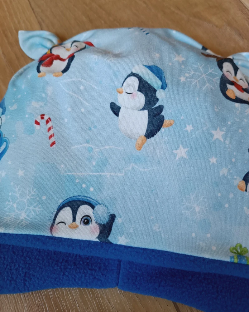Zimní tvarovaná čepice s oušky "Tučňáci + modrý fleece"