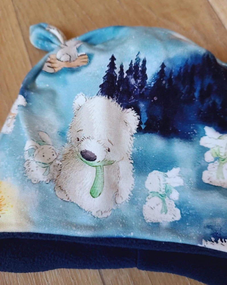 Zimní tvarovaná čepice s oušky "Zimní tábořiště + tm. modrý fleece"
