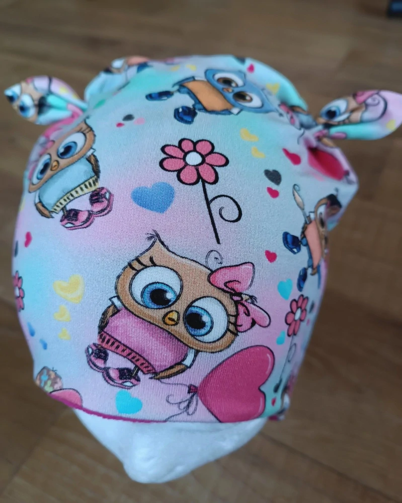 Zimní tvarovaná čepice s oušky "Ježci v kvítí + růžový fleece"
