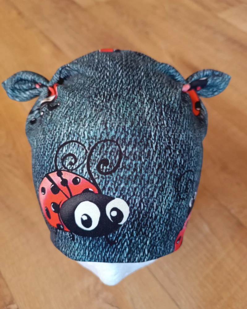 Zimní tvarovaná čepice s oušky "Berušky + červený fleece"