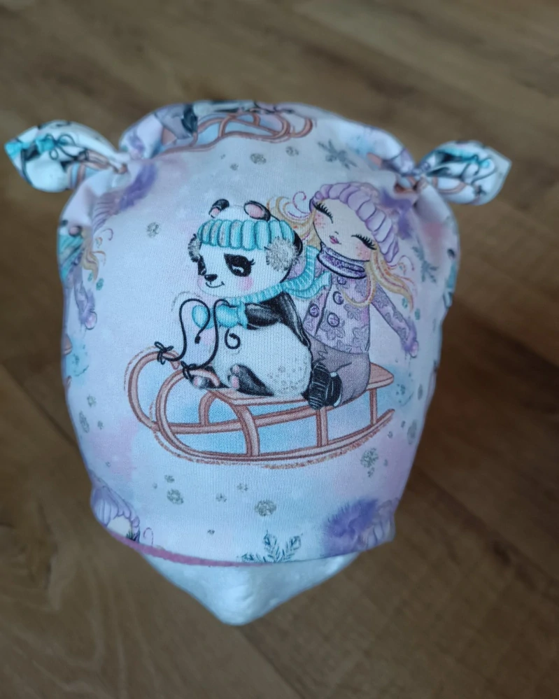 Zimní tvarovaná čepice s oušky "Sáňkování + pudrový fleece"