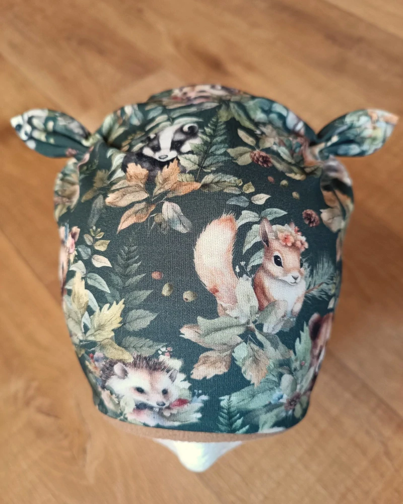 Zimní tvarovaná čepice s oušky "Mláďátka na tmavé + karamelový fleece"