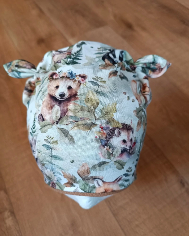 Zimní tvarovaná čepice s oušky "Mláďátka na světlé + karamelový fleece"