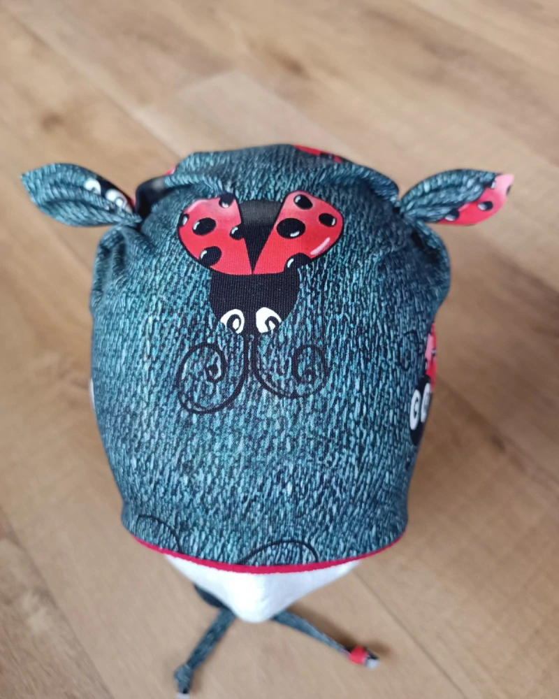 Zimní čepice na zavazování s oušky "Berušky na jeansu + červený fleece"