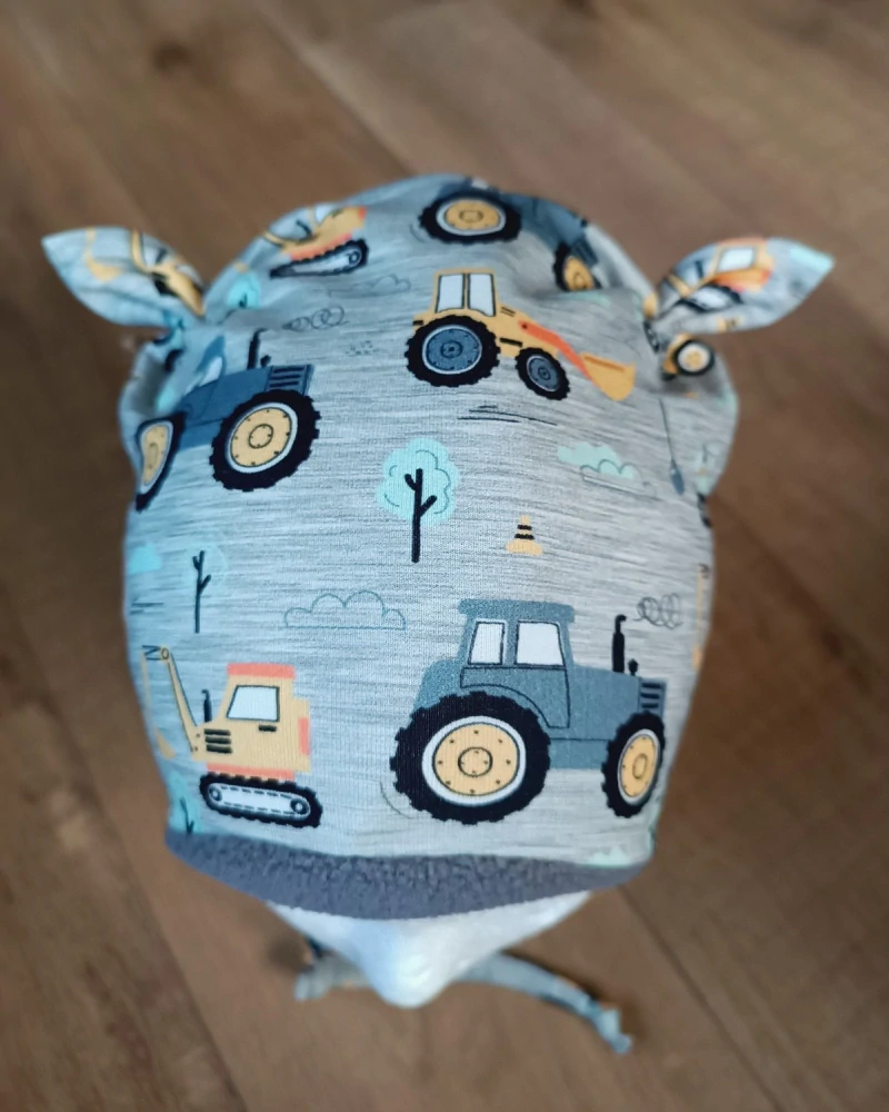 Zimní čepice na zavazování s oušky "Traktor a bagr + tm. šedý fleece"