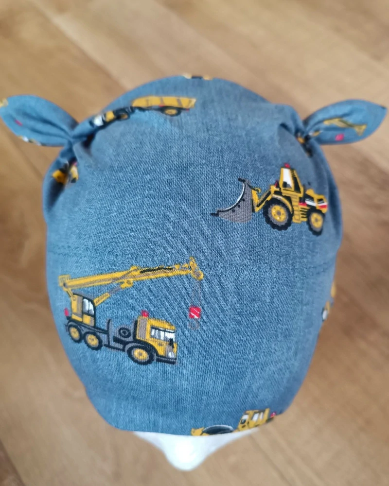 Čepice tvarovaná s oušky "Stavba na jeansu"