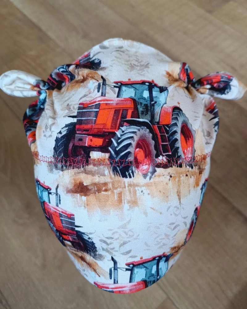 Čepice tvarovaná s oušky "Traktor na poli"