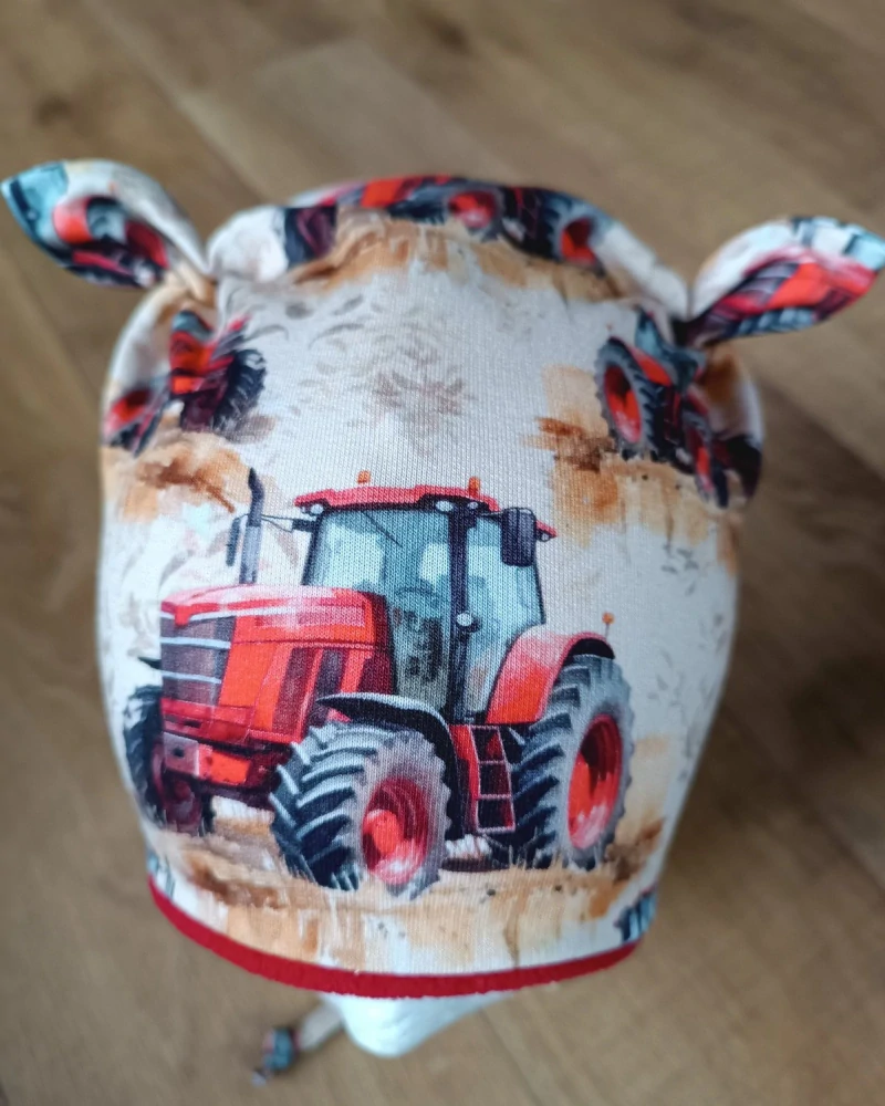 Zimní čepice na zavazování s oušky "Traktor v poli + červený fleece"
