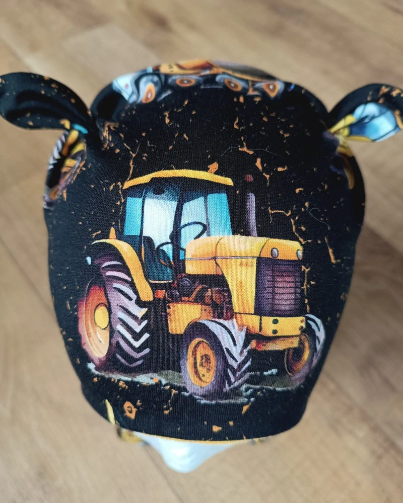 Zimní čepice na zavazování s oušky "Traktor na černé + žlutý fleece"