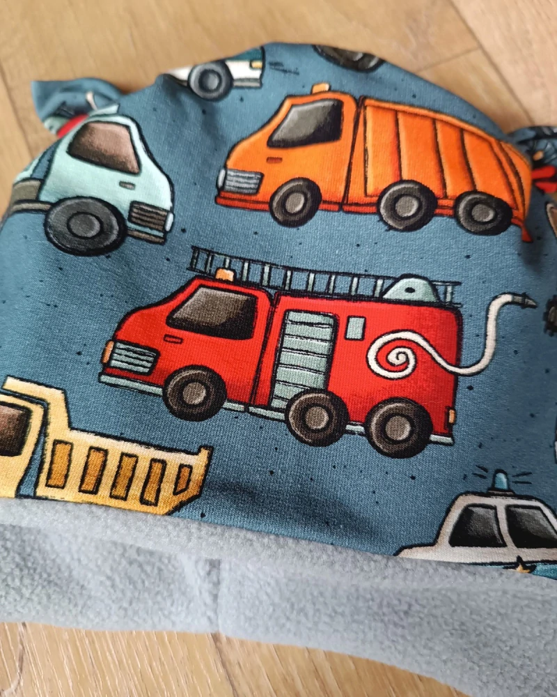 Zimní čepice na zavazování s oušky "Autíčkový svět + šedý fleece"