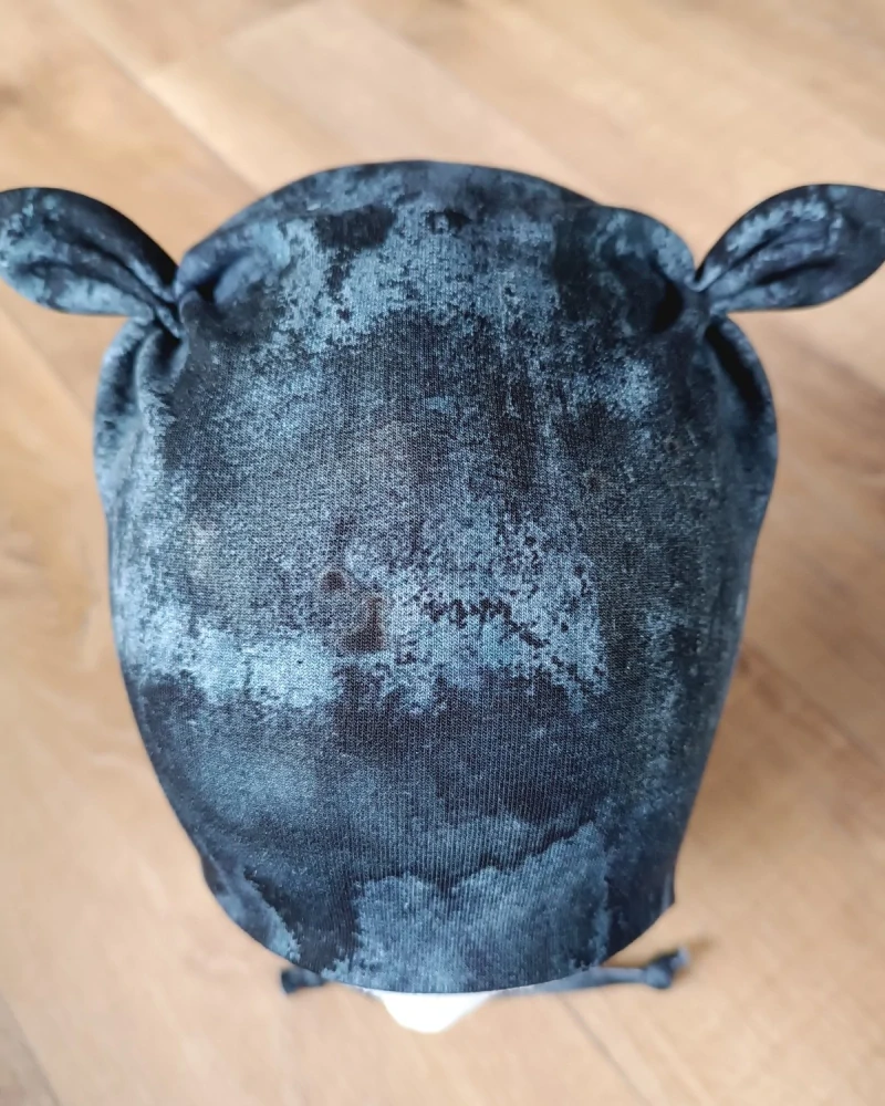 Zimní čepice na zavazování s oušky "Černý beton + šedý fleece"