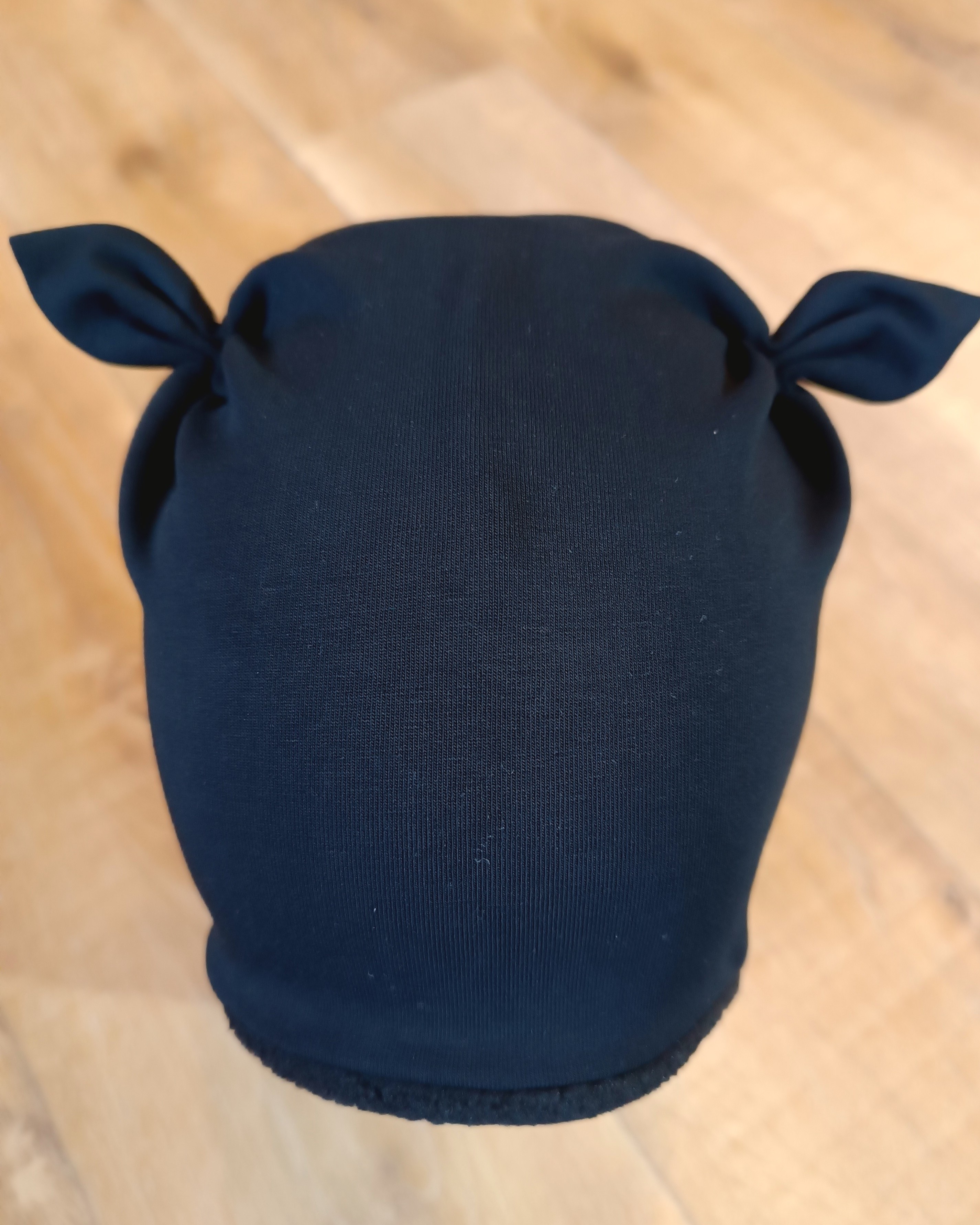 Zimní tvarovaná čepice s oušky "Černá + černý fleece"