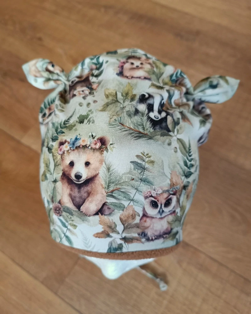 Zimní čepice na zavazování s oušky "Mláďátka na louce + karamelový fleece"