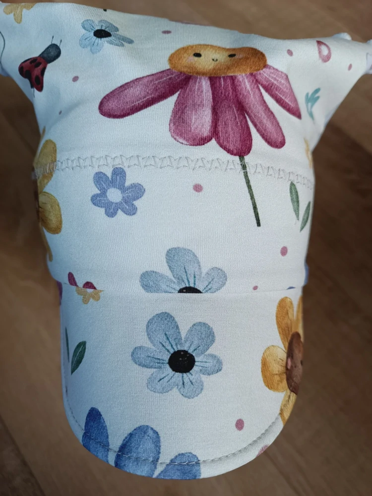 Dětský šátek s kšiltem "Rozkvetlá louka"