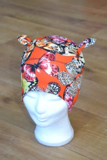 Čepice tvarovaná s oušky "Motýlci na oranžové" vel. 47-51cm