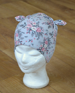 Čepice tvarovaná s oušky "Jemné květy" vel. 47-51cm