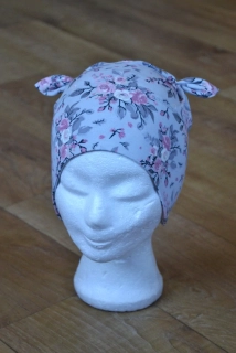 Čepice tvarovaná s oušky "Jemné květy" vel. 47-51cm