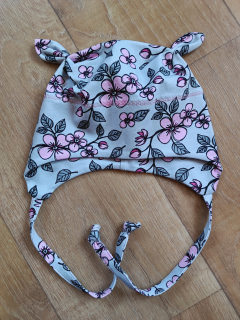 Čepice na zavazování s oušky "Kvítka na šedé" vel. 43-47cm