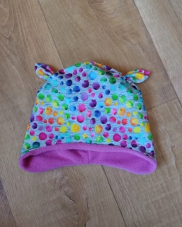 Zimní tvarovaná čepice s oušky "Duhové puntíky + fialový fleece"